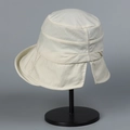 Dettaglio cappello da sole bianco panna con strati plissettati e apertura per coda di cavallo - Cappello da pescatore beige con apertura per coda di cavallo / Bianco Sporco