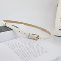 Dettaglio di una sottile cintura in pelle bianca con fibbia metallica geometrica oro - Bianco