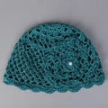 Sombrero cloche de ganchillo verde oscuro con diseño floral y detalle de perla fina - M (56-58cm) / verde oscuro