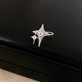 Dettaglio del ear cuff a stella d'argento con zirconi incastonati su pelle nera pregiata - Stile Stella Polare Doppia Stella (2#)