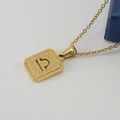 Pendentif carré Balance plaqué or 18K avec texture mate sur fond blanc minimaliste - Balance