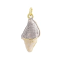 Détail du pendentif en forme de coquillage gris argenté et blanc avec bordure dorée - Conque Bicolore Gris Argent