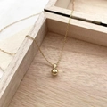 Collana minimalista in argento S925 con ciondolo a zucca dorata su portagioie in legno - Argento 925 / Oro 18K