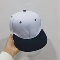Berretto da baseball classico bicolore nero e bianco con visiera piatta - Regolabile / Bianco con Tesa Nera