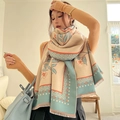 Sciarpa invernale in finto cashmere con motivi floreali, bordi azzurri e nappe morbide - Blu Menta