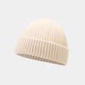 Detailopname van de crèmekleurige geribbelde breistructuur van deze skullcap muts - Eén maat / Beige