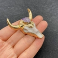 Böhmischer Stierkopf-Anhänger mit Goldrand und rohem lila Amethyst-Edelstein - Weiß Lila Naturstein Goldrand Stil (Nr. 8)