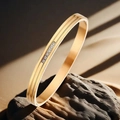 Detail van de gouden roestvrijstalen armband met dubbele lijn en zes ingelegde zirkonia - Goud (44-D-7金手镯)