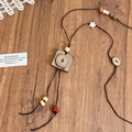 Detail van bohemian vintage lange ketting met bruine houten kralen en keramische hanger - Glimlach Gezicht Vierkant (HN9524)
