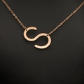 Elegante collana minimalista in oro rosa con un raffinato ciondolo a forma di lettera S - Oro Rosa S