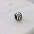 Perla cilindrica in acciaio al titanio argento con trama a spiga su marmo bianco - Texture a Spiga di Grano (KLJ9056-KJX)