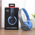 Macro-opname van de grijsblauwe P47 draadloze hoofdtelefoon naast de retailverpakking - Blauw