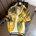 Carré de soie jaune avec motif de paysage européen vintage pour un look élégant - 23103 Image Principale / 90*90cm