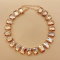 Detail of amber crystal necklace with rectangular facets in golden claw settings - Champagne