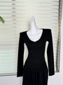 Détail du t-shirt moulant noir col en V à manches longues en modal sur un mannequin - Noir Col en V