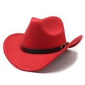 Détail d'un chapeau de cowboy en feutre rouge avec bande en cuir brun et boucle dorée - M (56-58cm) / Rouge