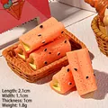 Gros plan de miniatures alimentaires en résine 2,1cm x 1,1cm pour accessoires DIY - Chocolat en Cœur - Orange - Crème Jaune