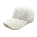 Dettaglio ravvicinato del cappello bianco con texture unica in tessuto a frange lunghe - M (56-58cm) / crema