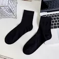 Calze classiche nere a costine in cotone da donna dallo stile moderno e minimalista chic - Alla caviglia / Nero