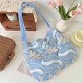 Detalle del bolso tote de lino azul claro con bordados florales de flecos y correa ancha - Azul Cielo con Flor