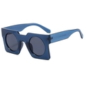 Gafas de sol cuadradas azules translúcidas con lentes redondas oscuras en vista lateral - Montura Azul Lente Gris