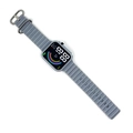 Montre numérique LED carrée avec bracelet en silicone gris et affichage arc-en-ciel sur blanc - Gris