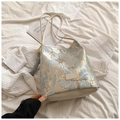 Bolso saco de jacquard floral beige con textura de satén, borlas y correa larga - Azul