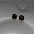 Detail von minimalistischen schwarzen Emaille-Würfelohrringen mit Goldrand auf Keramik - 20# Silbernadel Schwarz Gold 3D Würfel Stecker