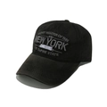 Dettaglio ravvicinato del ricamo grigio NEW YORK 1985 su un cappellino in cotone nero - M(56-58cm) / Nero