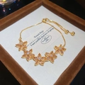 Detail of adjustable gold bracelet with champagne flower petals in a premium gift box - Gold - Champagne
