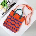 Orange-blaue Strick-Einkaufstasche mit geometrischem Muster und grünen Griffen - Orange Welle
