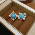 Detailansicht der vergoldeten Vintage-Ohrringe mit Perlen in einer beigen Schmuckschatulle - Türkisblau Perle Gold Stil (22#)