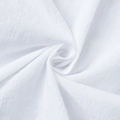 Vue macro d'un tissu de coton plissé blanc de haute qualité avec une texture fine et douce - S / 70 % fibre de chanvre, 30 % coton