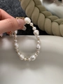 Dettaglio del bracciale di perle d'acqua dolce con grani dorati e chiusura elegante - Bracciale di perle d'acqua dolce con perline d'oro