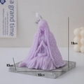 Lila Duftkerze in betender Mädchenform mit Maßen auf einem Sockel aus Marmor - Klein Lila (Lavendel)