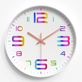 Dettaglio dei numeri 3D arcobaleno e delle lancette in oro rosa sul quadrante bianco - Stile A Arcobaleno Cornice Bianca / 12 Pollici
