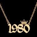 Detalle del colgante corona 1980 dorado con cadena fina sobre un fondo negro sólido - 1980 / Dorado