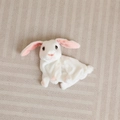 Adorabile peluche coniglietto bianco seduto su un morbido tappeto beige strutturato - Guscio Coniglio Bianco Stile Accovacciato / Fodera non Imbottita