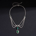 Detail van een meerlaagse zilveren ketting met groene smaragd geslepen hangers - Zilver-Groen