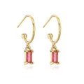 Dettaglio di orecchini a C placcati oro con pendenti rettangolari in zircone rosa - Rosa