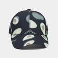 Detailopname van marineblauwe baseballpet met avocado-print en avocado-tekst - Zwart