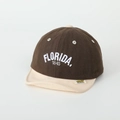 Gros plan détaillé sur la broderie FLORIDA 1845 et les coutures de la casquette enfant - 50cm (1-3 Ans) / Marron Patchwork