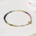 Minimalistisches 2mm Turmalin-Armband mit Farbverlauf und Goldverschluss auf Papier - 2mm Version Ohne Verlängerungskette