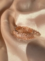 Makro-Detail des roségoldenen Eternity-Rings mit Zirkonia im Baguetteschliff auf Seide - US 7 / Weißer Zirkonia Roségoldband