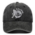 Berretto da baseball nero lavato con ricamo Bigfoot e scritte Believe ricamate - Regolabile / Nero