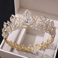 Vista macro di corona da sposa dorata con strass vintage in una scatola da regalo - Oro KC Strass Bianchi