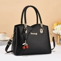 Elegante schwarze Handtasche für Damen mittleren Alters mit goldener Hardware - Schwarz