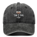 Dettaglio del ricamo martini Tini Time su un cappellino in cotone grigio lavato vintage - Regolabile / Nero