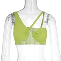 Dettaglio top asimmetrico verde lime a costine con anello in metallo e ritagli - S / Verde matcha