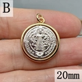 Vue macro du pendentif médaille Saint-Benoît de 20mm en finition or et argent - Style B-20mm / 20mm Diamètre